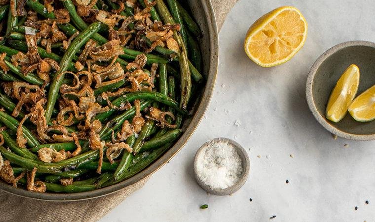 “Sautéed String Beans with Fresh Shallots: A Tasty and Crunchy Side Dish”