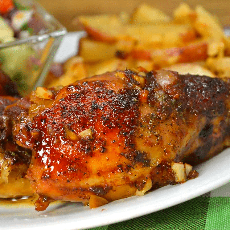 Easy and Delicious Honey-Garlic Slow Cooker Chicken Thighs A Perfect Meal with Minimal Effort.